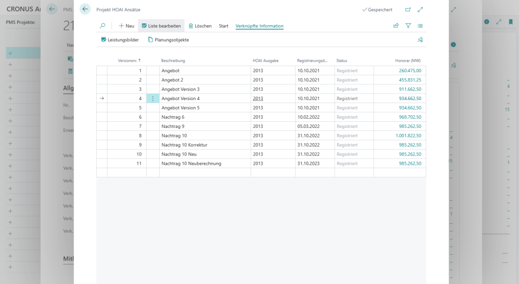 Eine Ansicht innerhalb von Microsoft Dynamics 365 Business Central und dem Add-On HOAI, die die tabellarische Übersicht ‚Projekt HOAI Ansätze‘ zeigt, in der verschiedene Angebots- und Nachtragsversionen mit ihren automatisch berechneten Honorarwerten aufgelistet sind. Automatisierte Honorarberechnung: Die Tabelle visualisiert den Verlauf von Angeboten und Nachträgen (von Version 1 bis 11) inklusive der berechneten Honorarsummen.