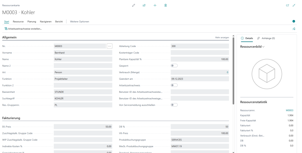 Ressourcen im Griff mit Microsoft Dynamics 365 Business Central: Die Ressourcenkarte bietet eine zentrale Übersicht für Stammdaten, Funktionen und Fakturierungseinstellungen einzelner Mitarbeiter. Ergänzt durch die direkte Anzeige von Kapazitätsstatistiken und Deckungsbeiträgen, ermöglicht sie eine präzise Steuerung und Planung des Personaleinsatzes.
