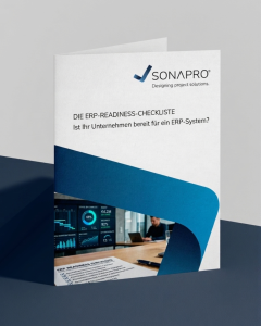 Das Mockup eines Factsheets von SONAPRO mit dem Titel „Die ERP-Readiness-Checkliste – Ist Ihr Unternehmen bereit für ein ERP-System?“. Das Design ist in Weiß- und Blautönen gehalten und zeigt auf der Vorderseite neben dem Firmenlogo ein Foto eines Arbeitsplatzes mit Monitoren, die Datenanalysen darstellen, sowie ein Dokument mit einer Checkliste im Vordergrund.