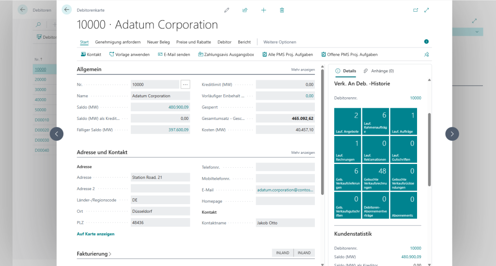 Stärkere Kundenbeziehungen durch zentrale Daten in Microsoft Dynamics 365 Business Central: Die Debitorenkarte der ‚Adatum Corporation‘ bietet einen umfassenden 360-Grad-Blick auf alle relevanten Kundendaten, von Stammdaten und Kontakthistorie bis hin zu detaillierten Verkaufsstatistiken und laufenden Belegen.