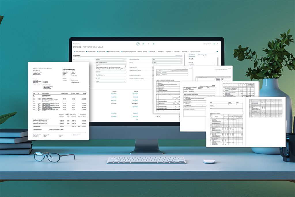 Ein Schreibtisch-Setup mit einem Monitor, der die smartPROJECT-Projektoberfläche zeigt. Umgeben ist dieser von ausgedruckten Dokumenten, darunter eine kumulierte Abschlagsrechnung sowie diverse EFB-Formblätter, spezifisch die Formblätter 221, 222 und 223.